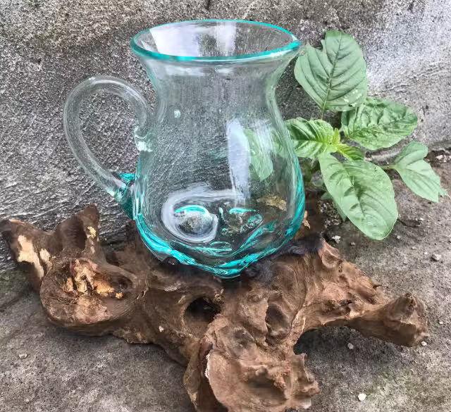 Pichet à eau en verre soufflé sur bois