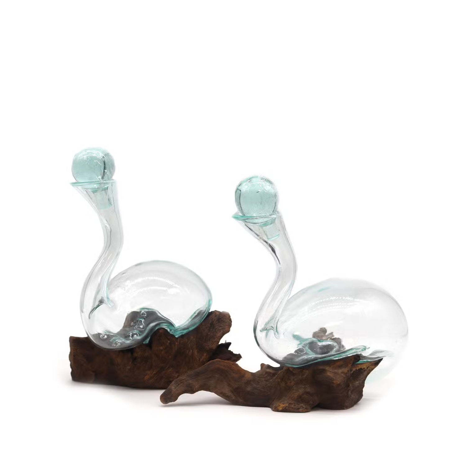 Carafe à vin en verre soufflé sur bois