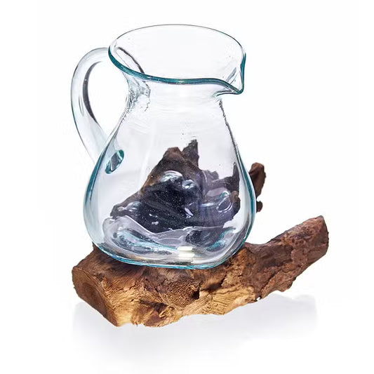 Pichet à eau en verre soufflé sur bois